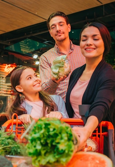 Smiling customer s nákupnou taškou v záhradníckom obchode