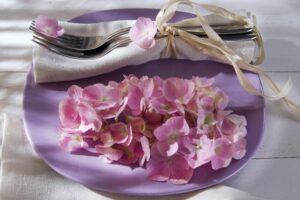 Ružové kvety hortenzie použité na dekoráciu kvetov na prestierania na stole