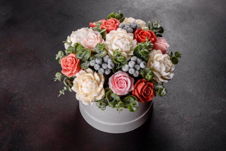 Kytica krásnych žiarivých kvetov ruží v darčekovej bielej váze
