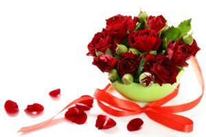Ruže - púčiky ruží a rozkvitnuté červené ruže v dekoratívnej miske