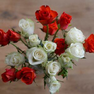 Biele a červené ruže v kytici