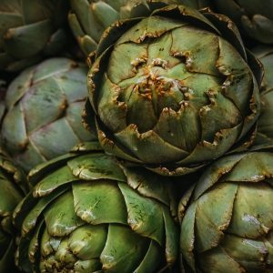 Zozbierané úbory artičoky záhradnej (Cynara scolymus) naukladané na sebe
