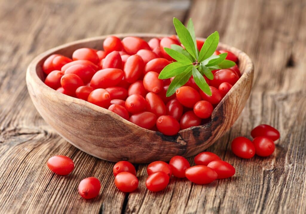 Goji bobule na drevenej doske