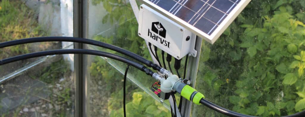 Solárny panel a riadiaca jednotka automatického zavlažovania na skleníku