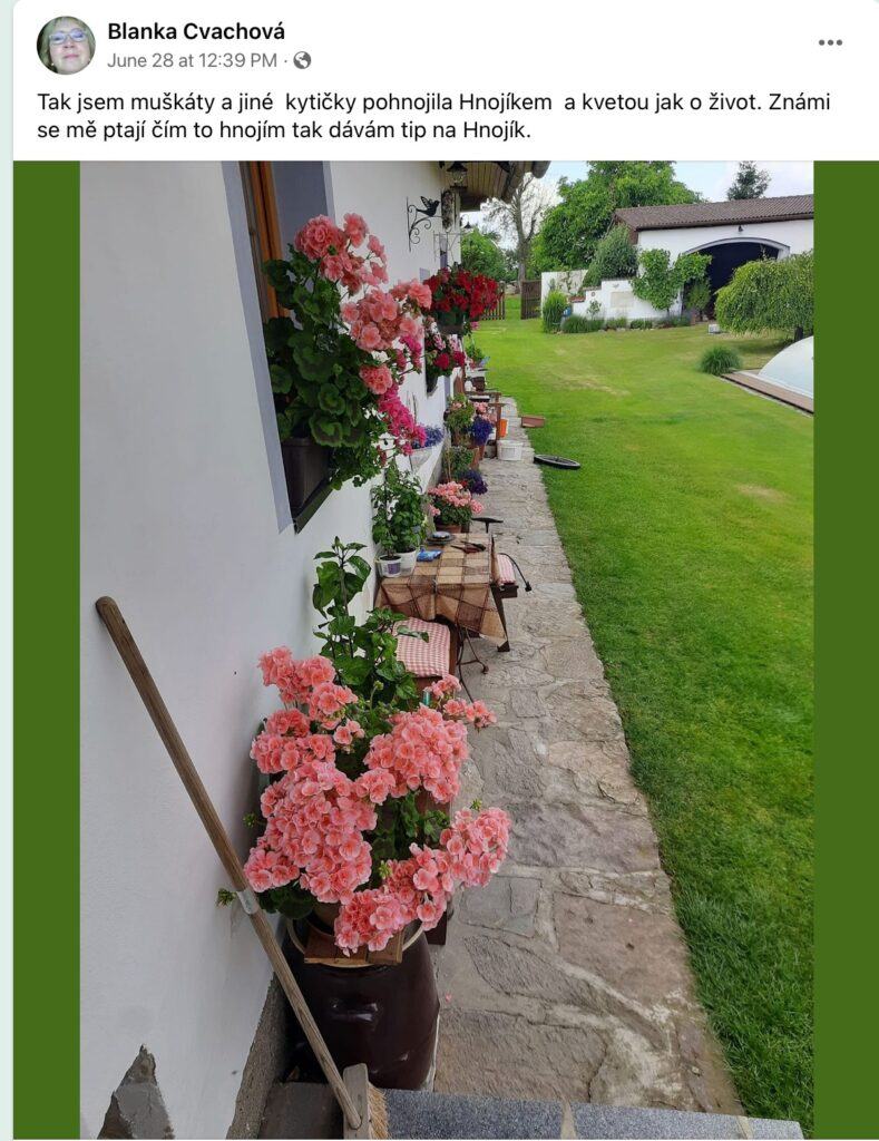 Balenie hnojiva s farebným dizajnom na záhrade
