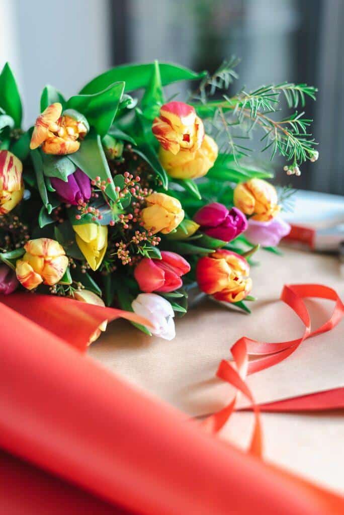 Kytica farebných jarných tulipánov