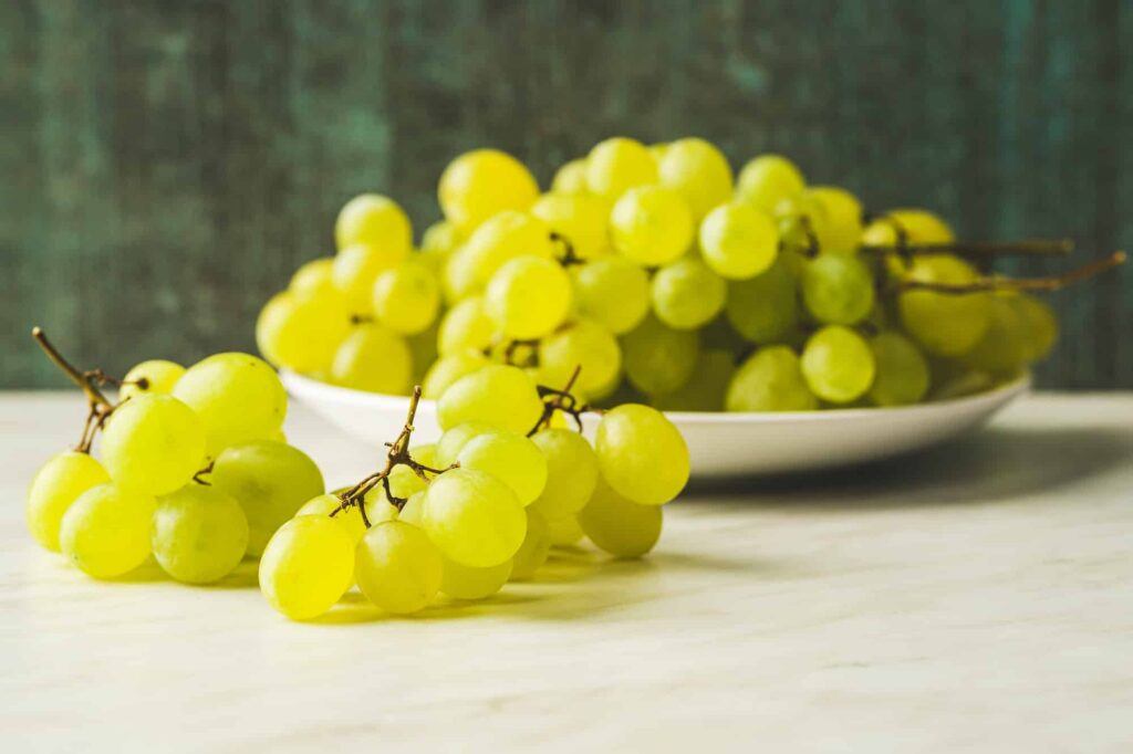 tasty green grapes white grape