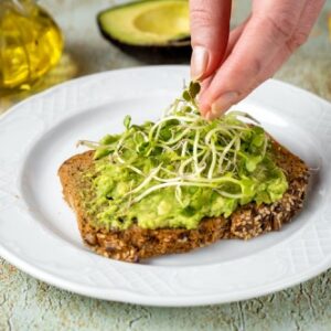 žena dávajúca microgreens na tasty