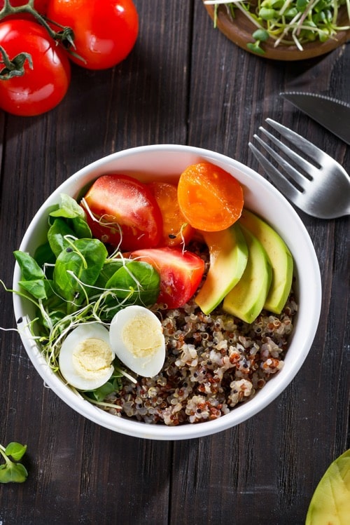čerstvý šalát s paradajkami, zeleninou a microgreens