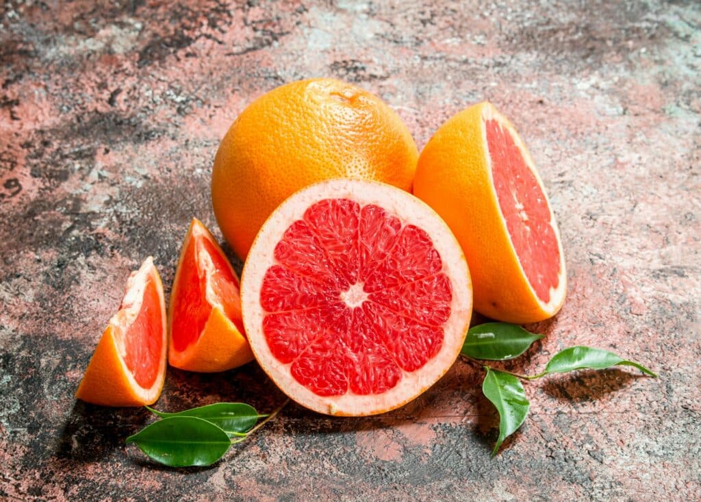grapefruit - nakrájaný na polovice a štvrtky s lístkami okolo