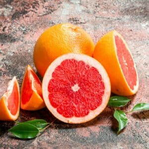 grapefruit - nakrájaný na polovice a štvrtky s lístkami okolo