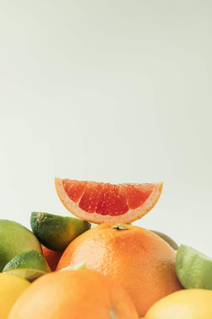 grapefruit - rozkrojený na štvrtinu s inými druhmi citrusov.