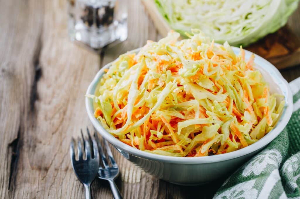Kapustový šalát coleslaw s mrkvou v miske