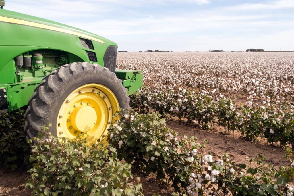 Bavlníková farma, pole, texaská plantáž, traktor, poľnohospodárstvo