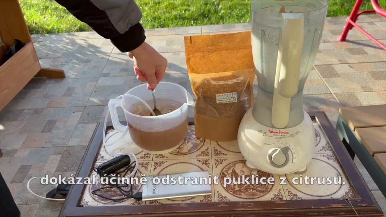 Príprava zálievky z Hnojíka – miešanie granulátu s vodou v odmerke vedľa vrecka s hnojivom
