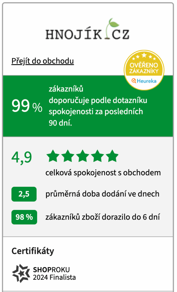 Balíky a krabice pripravené na distribúciu na sklade
