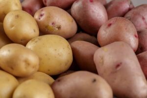 Čerstvé surové zemiaky v hromade na tmavom pozadí
