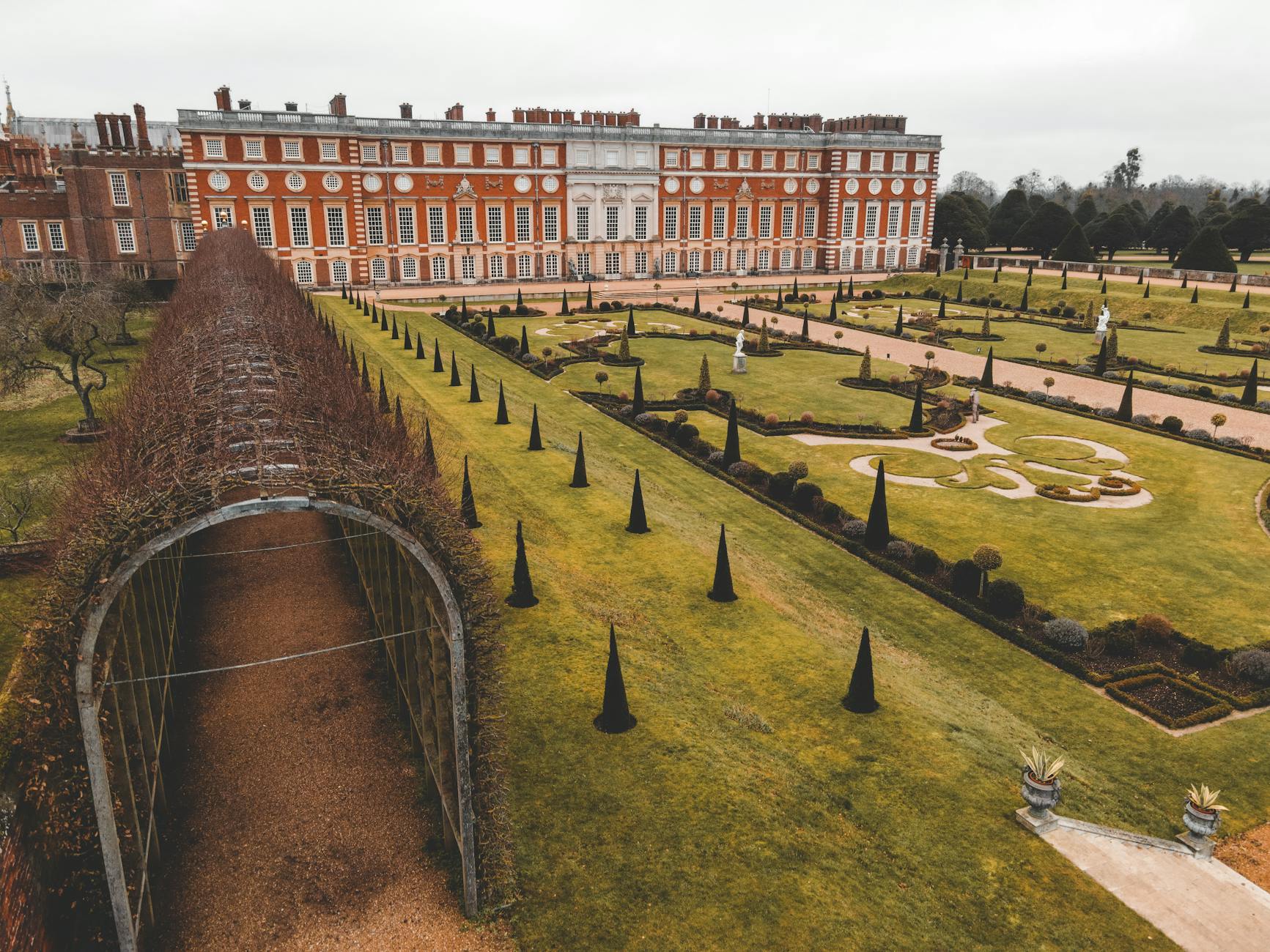 Anglické záhrady s formalitou Hampton Courtu a Chatsworthu
