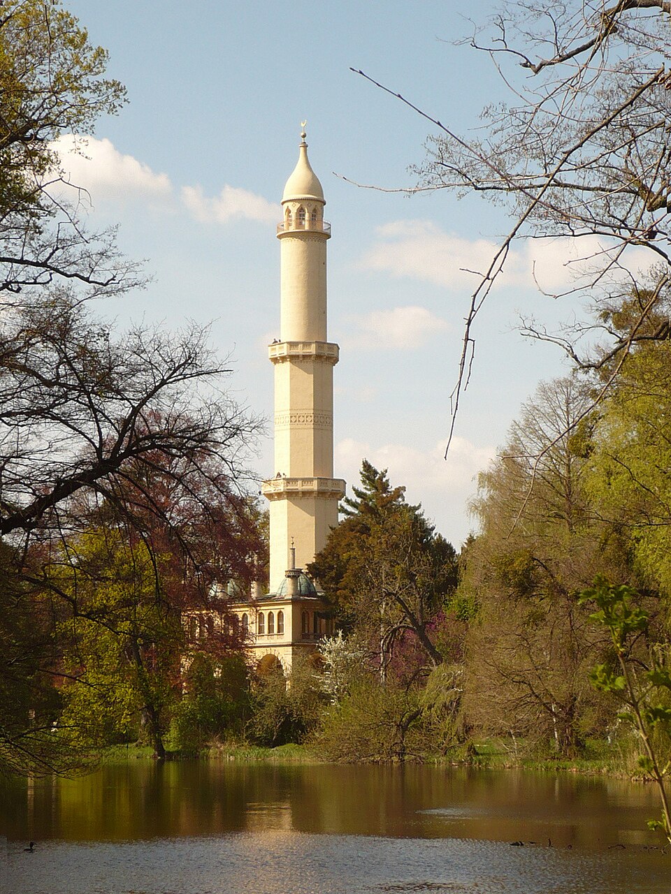Minaret v Lednici medzi stromami