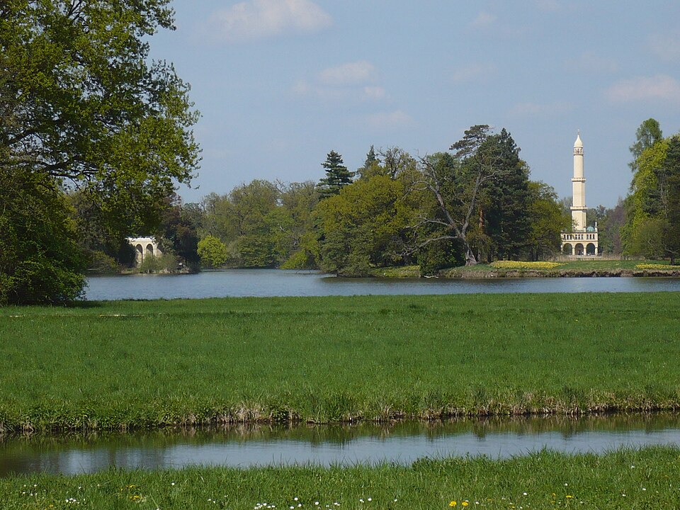 Minaret v Lednici pri pohľade z parku