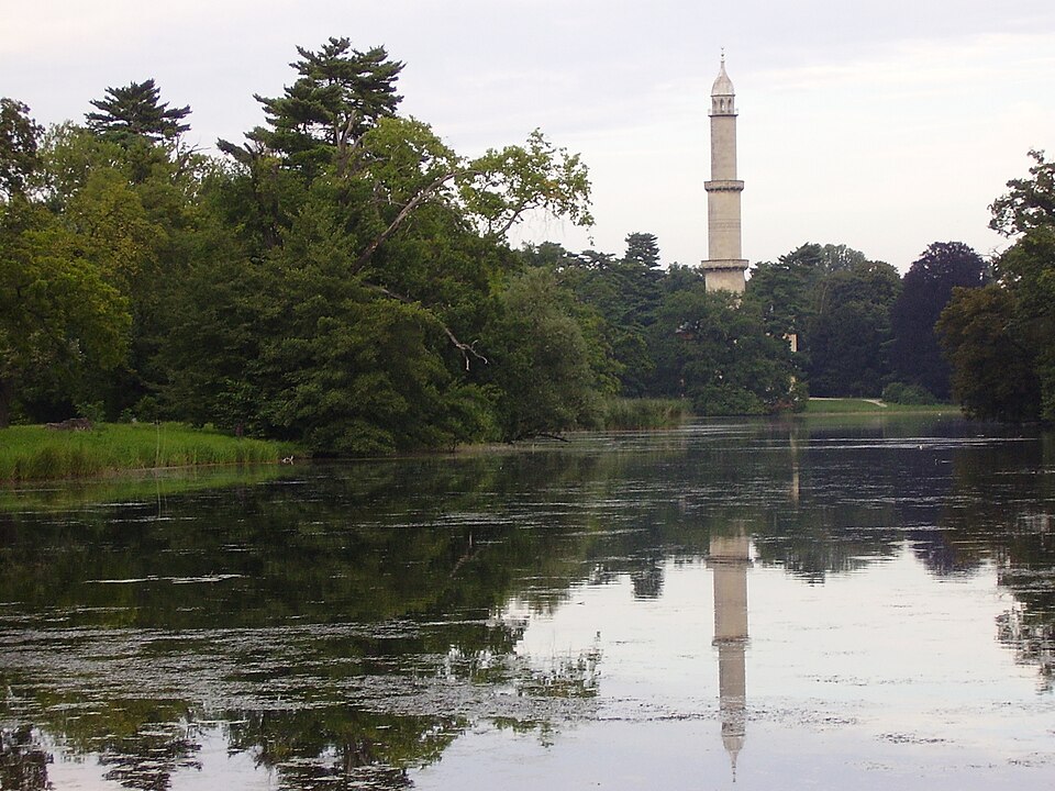 Minaret v Lednici cez rybník
