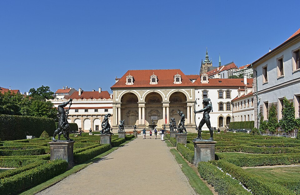 Pohľad na sala terrenu cez Valdštejnskú záhradu