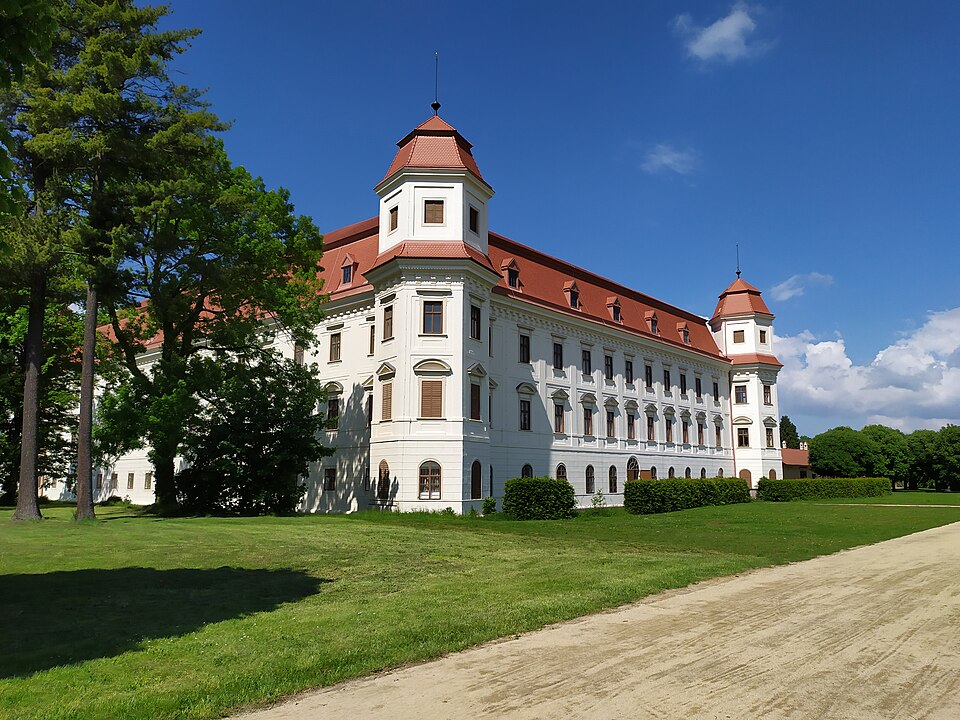 Zámok Holešov pri pohľade zo záhrady