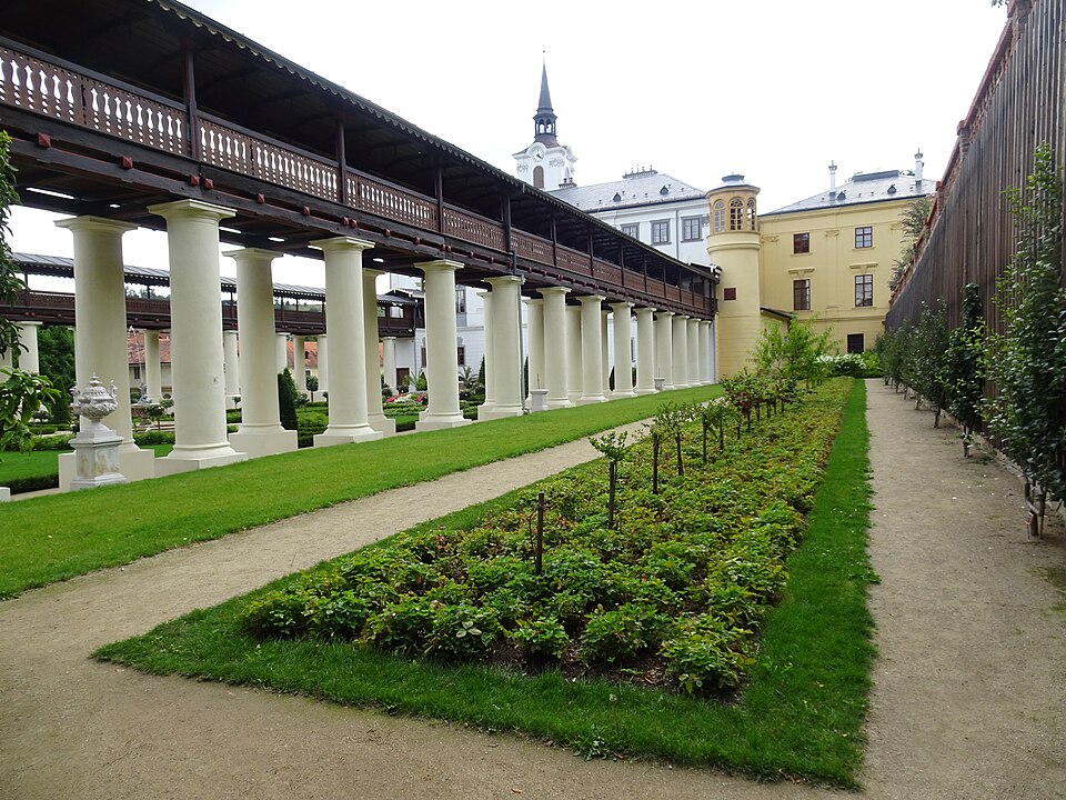 Kolonáda a krytá pergola v zámockej záhrade Lysice